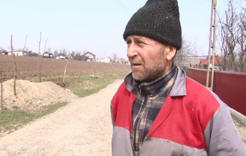 Sătenii din Botoșani au propriul medicament împotriva coronavirusului: “Bagi repede trei ciocănele de rachiu, te freci cu oţet şi te bagi la dospit sub pilotă”