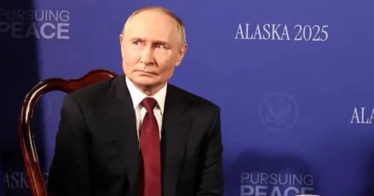 Vladimir Putin cu o grimasă pe față, în Alaska, unde s-a întâlnit cu Donald Trump