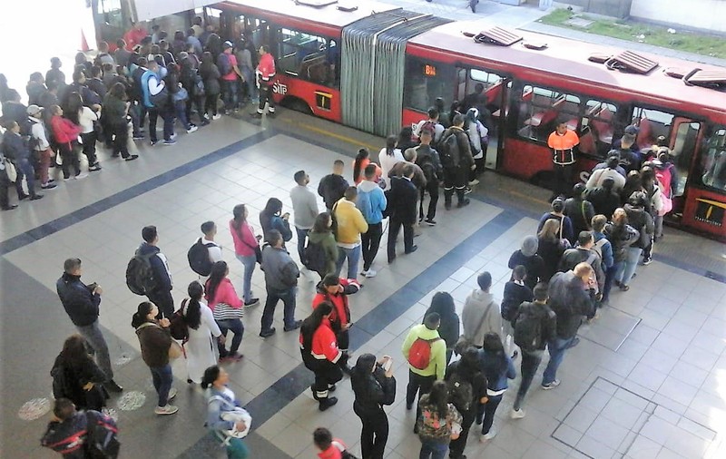 Puși să dea cu mopul în stații. Pedeapsa primită de mai mulți călători care voiau să „facă blatul” pe autobuz (FOTO)