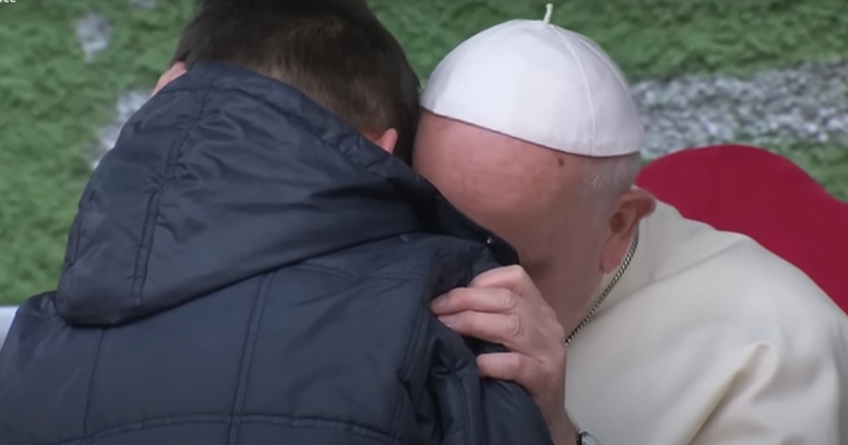Papaa Franciss și un băiețel care îi spune ceva laa ureche.