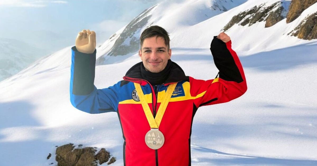 Românul Radu Mirică din Brașov, cu amputații la ambele mâini, are la gât medalia de argint câștigată la snowboard, la Jocurile Invictus