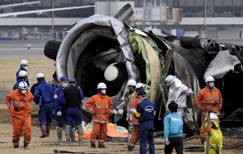 Video şoc / Un avion cargo se prăbuşeşte din cauza vântului puternic 