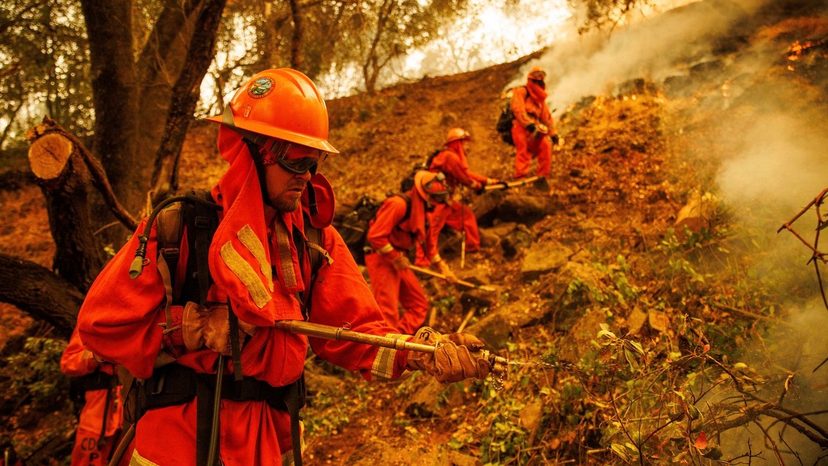 deținut-pompier care luptă cu flăcările în California
