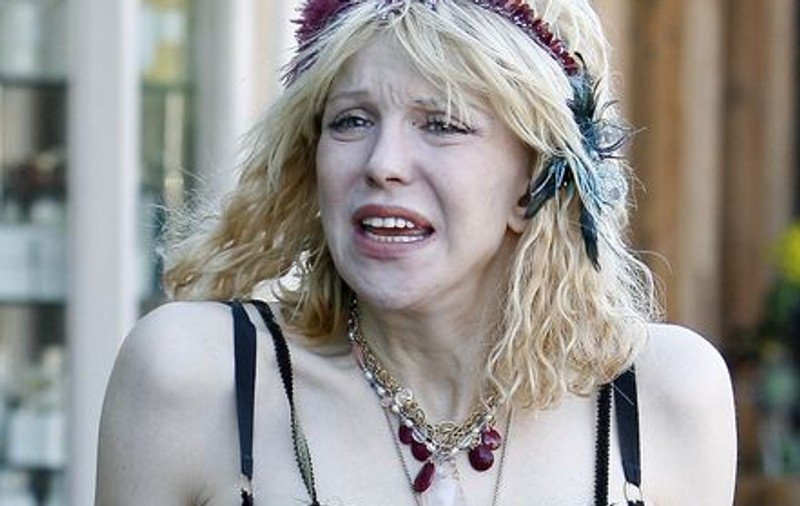 Courtney Love de pe WC: "Ieşi afară, nenorocitule"