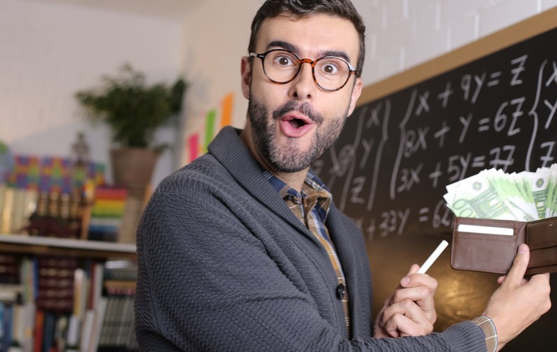 Profesorii din Iași vor beneficia de compensarea în bani a concediului de odihnă neefectuat la încetarea contractului individual de muncă. Foto: Shutterstock