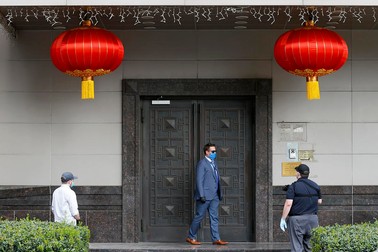 Agenții americani au intrat în consulatul chinez de la Houston, după expirarea ultimatumului FOTO: EPA-EFE/AARON M. SPRECHER