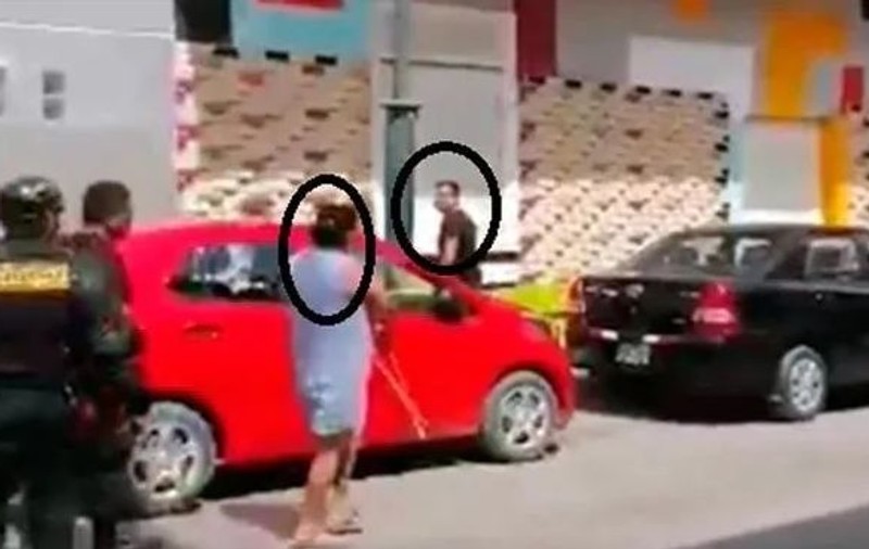 Un bărbat din Peru, luat la bătaie de mama sa pe stradă pentru că și-a înșelat soția