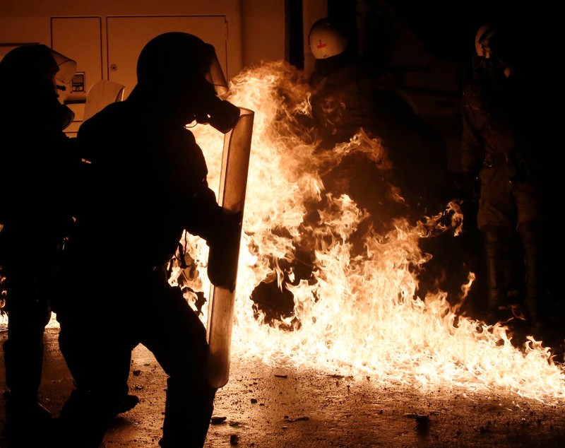 FOTO | Protest violent în centrul Atenei! Oamenii revoltați au aruncat ”bombe” cu petrol