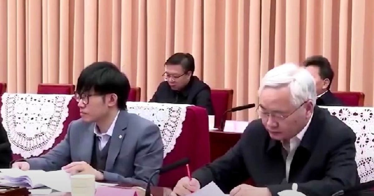 Liang Wenfeng, primul din stânga imaginii, într-o întâlnire cu premierul Chinei Captură YouTube