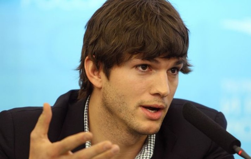 Ashton Kutcher va primi chipsuri... fără număr
