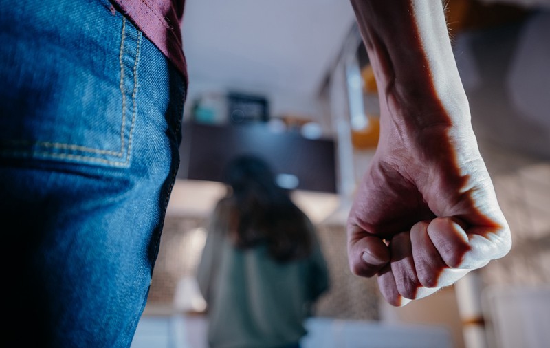 Cum a scăzut violența domestică în Republica Moldova după ce au fost introduse brățările electronice. „S-a diminuat rata de recidivă de la 70% la 19%”