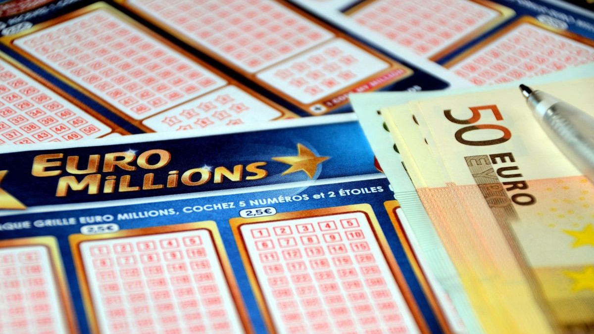 un pix și mai multe bancnote de euro sunt puse pe bilete Euromillions