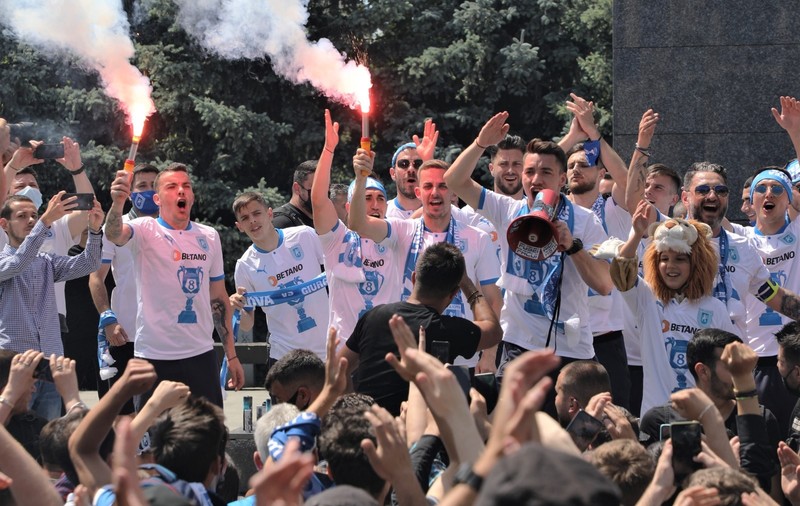 Petrecere pe străzile din Craiova pentru a sărbători Cupa României. Show făcut de fanii echipei CSU