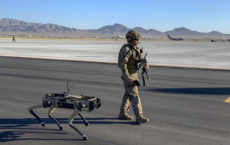 VIDEO | Bazele militare americane vor fi păzite de câini-roboți