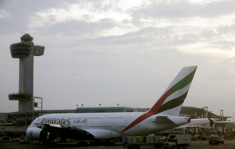 O stewardesa a murit după ce a căzut dintr-un avion