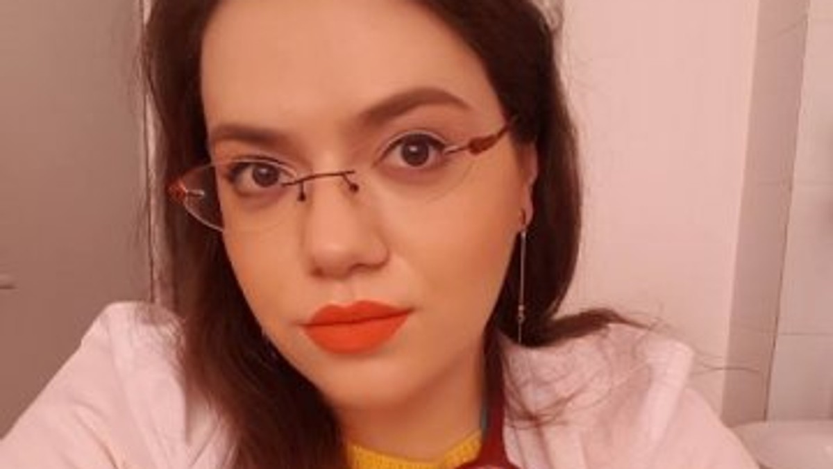 Medicul care tratează bolnavii dintr-un scaun cu rotile. Povestea emoționantă a dermatologului Andreea Nechita