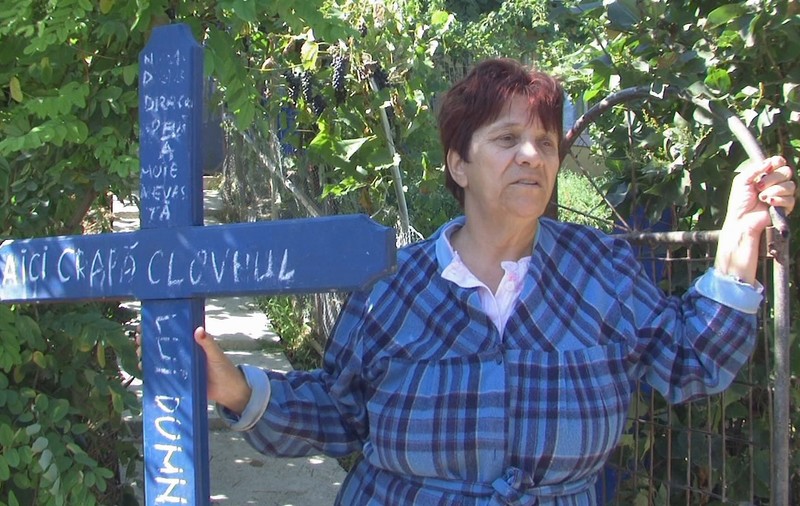 S-a trezit cu o cruce în faţa casei