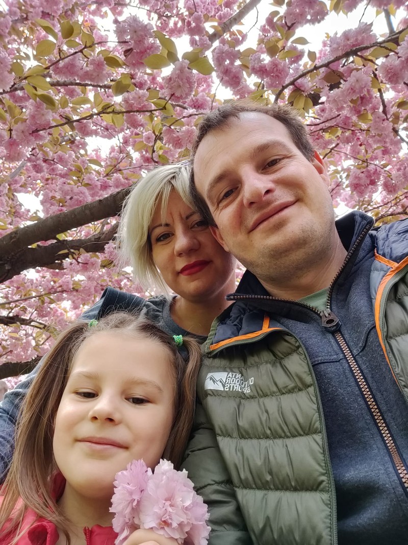 Vladislav și soția lui, Olena, alături de fetița lor de 9 ani | Foto: arhivă personală