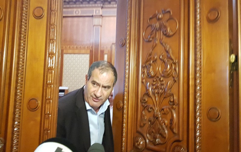 Reacțiile politicienilor, după ce au fost huiduiți în Parlament: ”Într-o țară civilizată, ar fi fost luați cu duba”