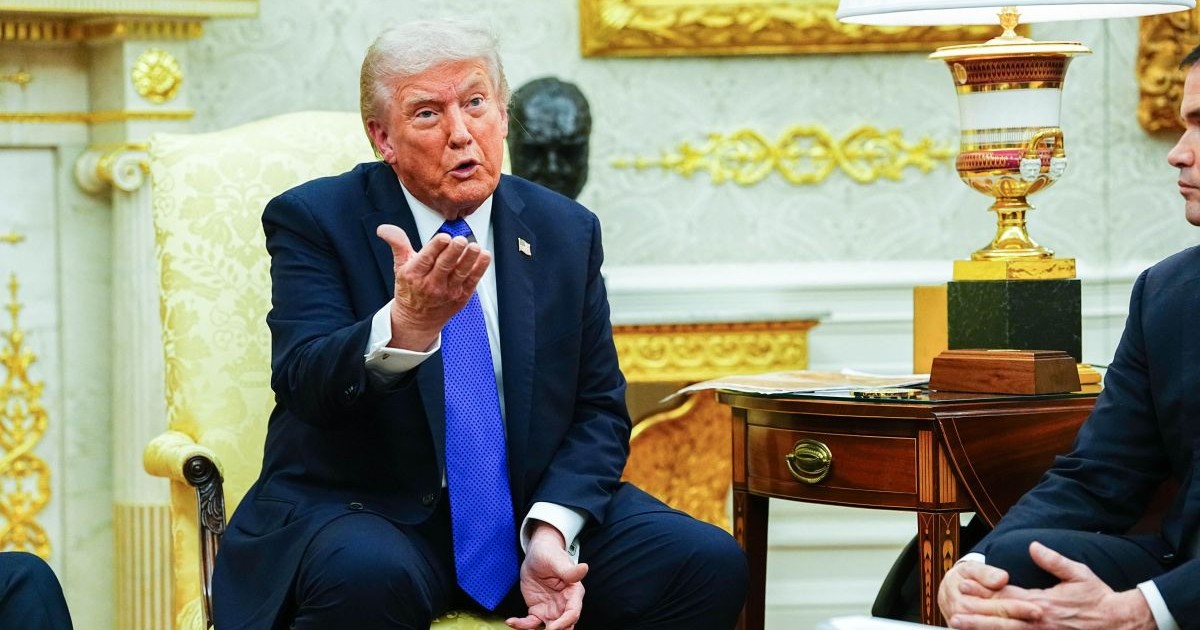 Donald J. Trump face o remarcă în timpul întâlnirii sale cu Mark Rutte, secretarul general al NATO, în Biroul Oval de la Casa Albă, SUA, 22 octombrie 2025