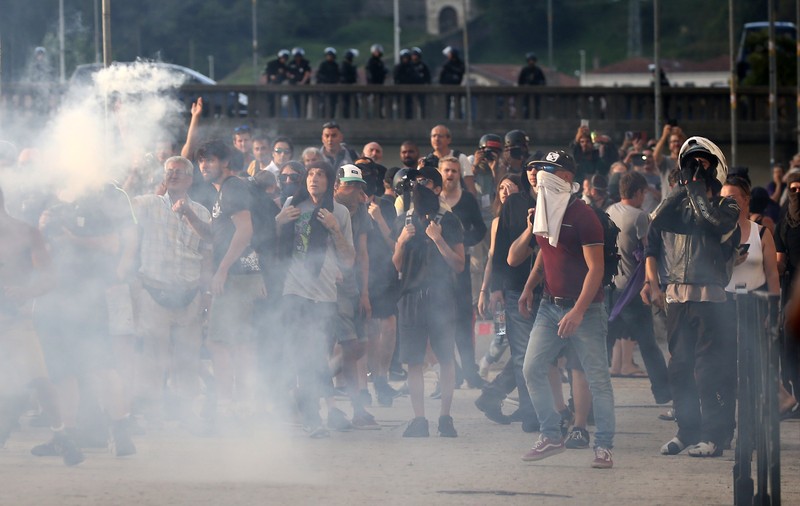 Poliţia franceză a folosit tunuri cu apă şi gaze lacrimogene pentru dispersarea protestatarilor anti-G7