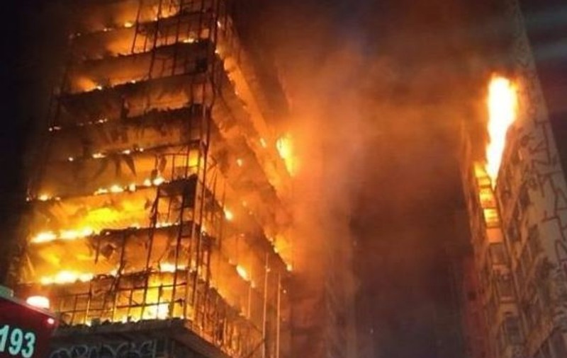 O clădire cu 26 de etaje s-a prăbușit în urma unui incendiu, în Sao Paulo. Cel puțin o persoană a murit / VIDEO