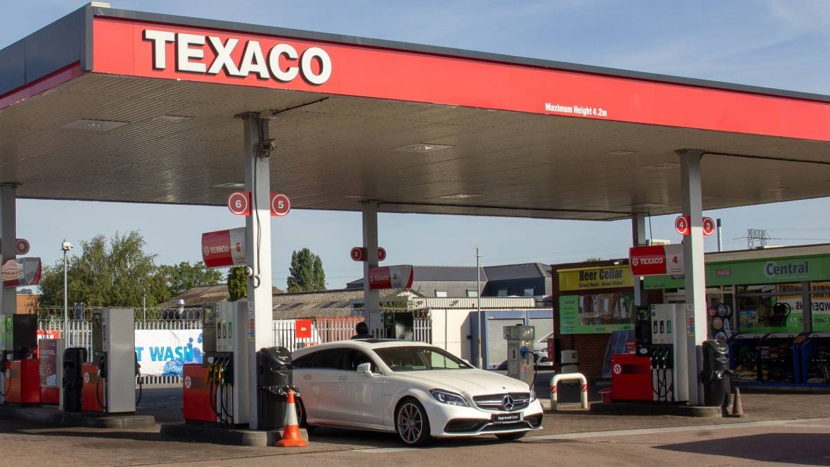Autoturism Mercedes alb, parcat la o pompa dintr-o benzinarie Texaco, Marea Britanie