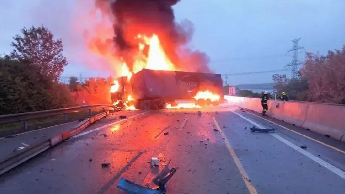 Două camioane ard pe autostradă