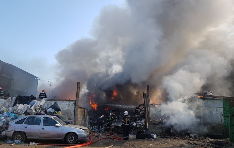 UPDATE / Incendiul de la REMAT Afumați a fost localizat! Mesajul RO-ALERT: fumul se îndreaptă spre București; oamenii sunt sfătuiți să stea în case! (FOTO & VIDEO)