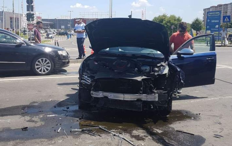 Carambol cu cinci mașini, duminică, lângă Târgul Vitan. Două persoane au fost rănite