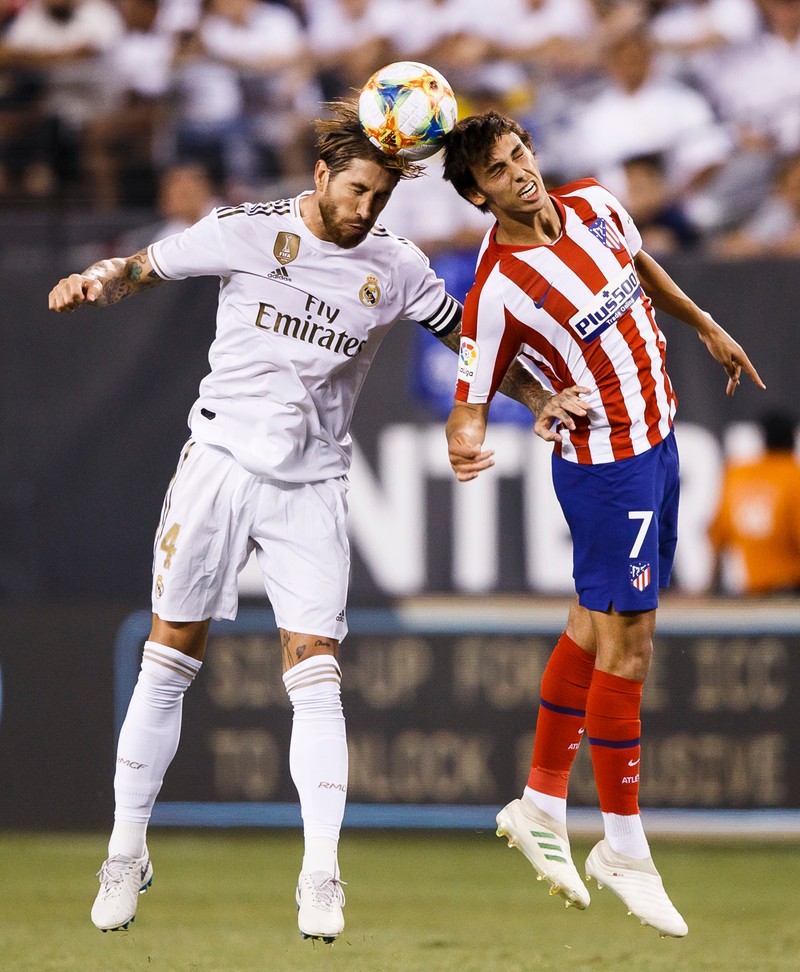 Sergio Ramos, stânga, căpitanul Realului, depășit de Joao Felix FOTO: EPA