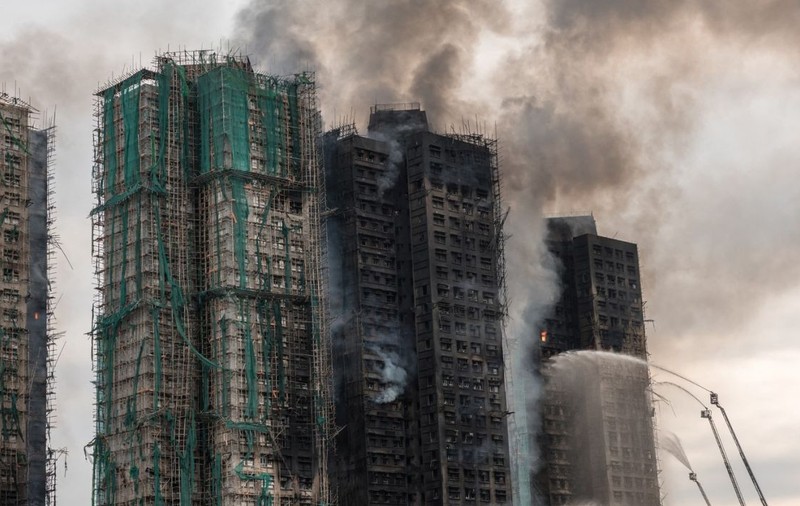 128 de morți, după incendiul de la blocurile-turn din Hong Kong. Misiunile de căutare-salvare se apropie de sfârşit
