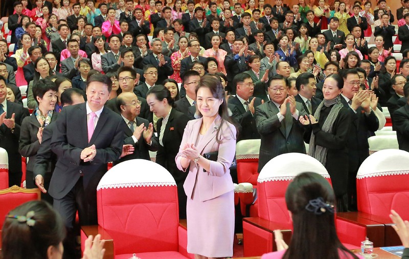 Prima doamnă a Coreei de Nord a fost fotografiată prima dată fără Kim Jong-un la un eveniment. A primit noi onoruri