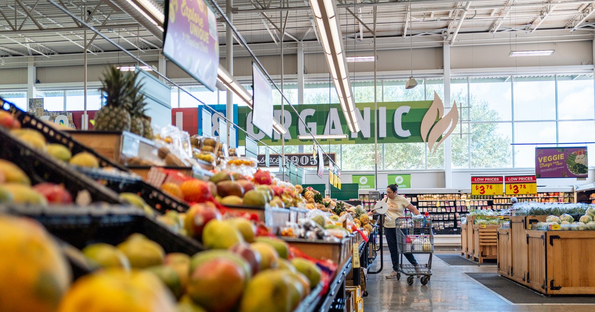 Supermarketurile din România reduc aerul condiționat și sting reclamele luminoase. Sursă foto: Getty Images.