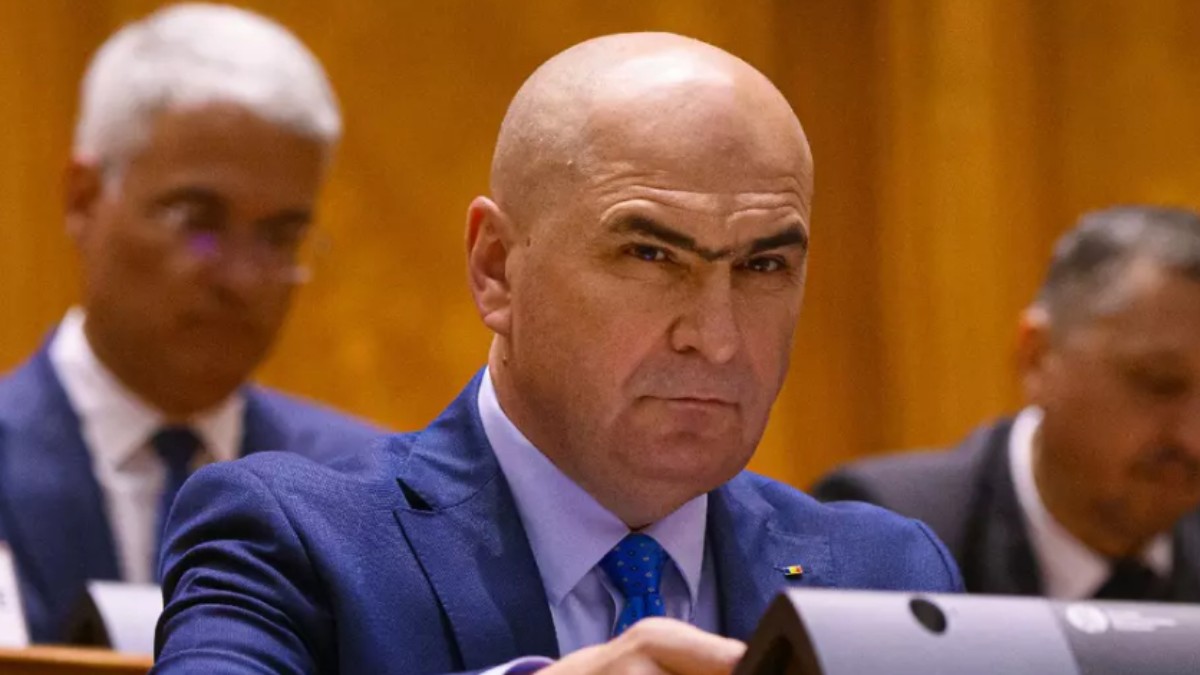 Ilie Bolojan îmbrăcat în costum albastru închis în timpul unei ședințe