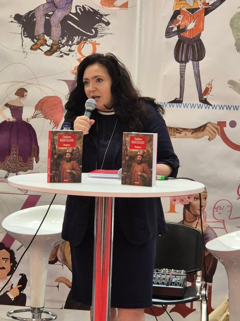 Andreea Răsuceanu prezintă „Hemiptera”, cel mai recent roman al său, apărut la Editura Polirom. Foto: pagina personală de Facebook