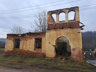 Ce a mai rămas din căminul cultural din Stoboru, un cătun de lângă Ruginoasa
