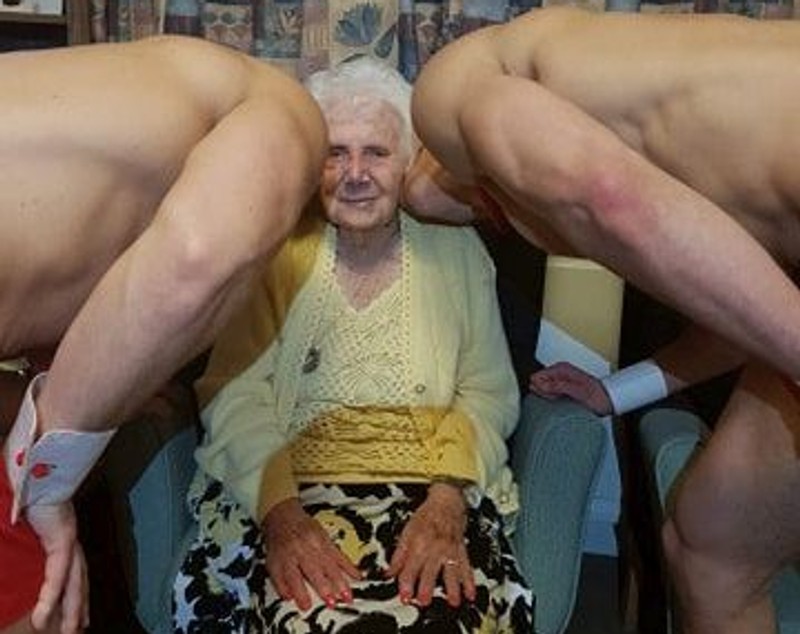 La 100 de ani, a petrecut cu stripperi. Surpriza hot pe care i-au făcut-o rudele | FOTO