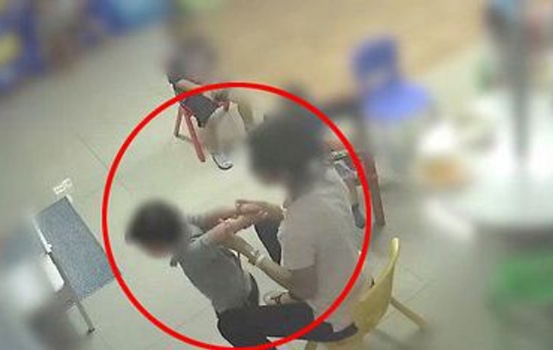O educatoare din Israel a fost acuzată că-i obliga pe copii să-și înghită propria vomă! Imaginile șocante au fost surprinse de camerele de luat vederi