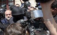 Omar Hayssam în momentul în care este dus în arest la București