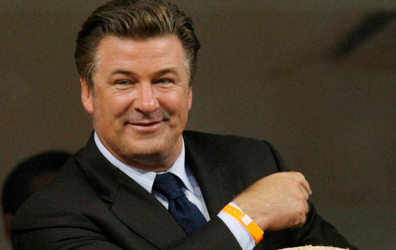 Alec Baldwin nu spune "nu" chirurgiei estetice