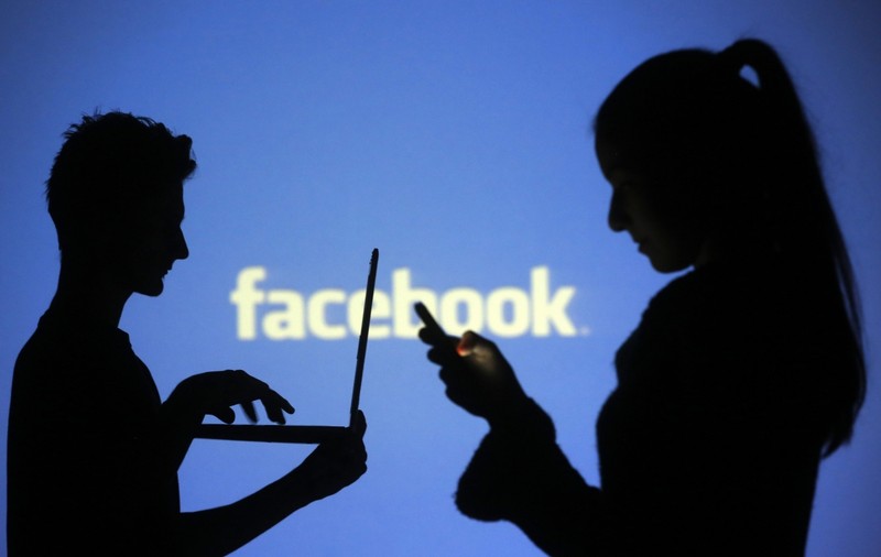 Trei eleve, la un pas de puşcărie după ce i-au spart contul de Facebook al unei colege. Ce au setat la imaginea de profil a fetei 
