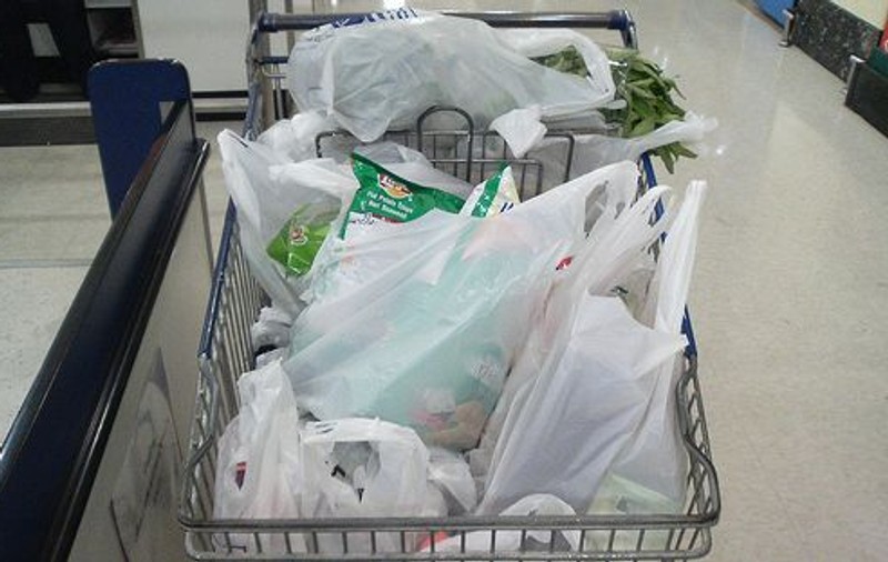 Pungile de plastic foarte subțiri dispar din comerț; Românii vor folosi doar pungi reutilizabile la cumpărături