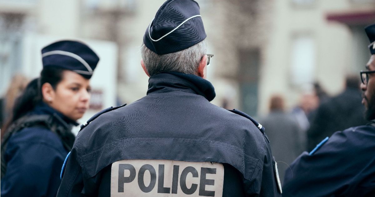 politist intors cu spatele, pe geaca sa scrie POLICE