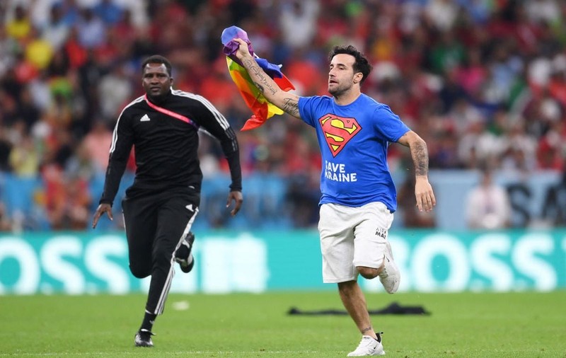 Un suporter de la Campionatul Mondial din Qatar a intrat pe teren cu steagul LGBT, în timpul unui meci. Cum a fost pedepsit