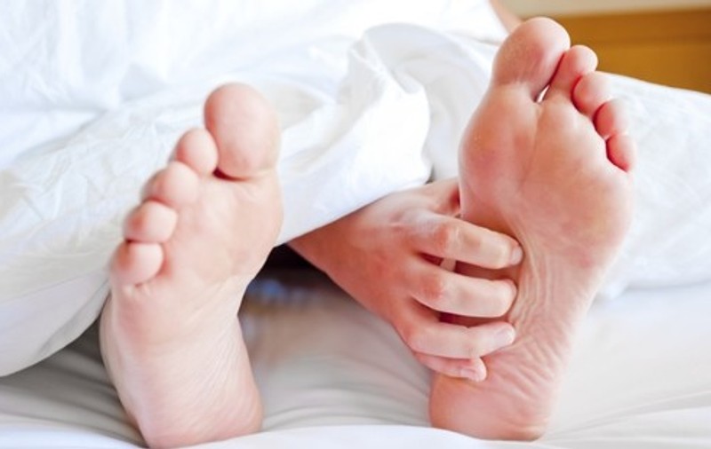 Dureri de picioare dimineaţa? Vezi care sunt cauzele şi remediile la îndemână