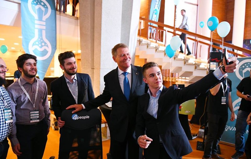 Iohannis atrage atenţia asupra deficitului de personal calificat din IT: Sistemul de învăţământ trebuie să integreze rapid educaţia digitală (FOTO)