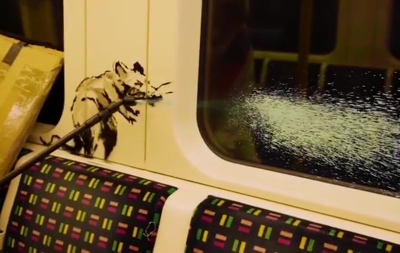 O lucrare a artistului Banksy, făcută metroul londonez pe tema purtării măștilor, a fost ștearsă de autorități