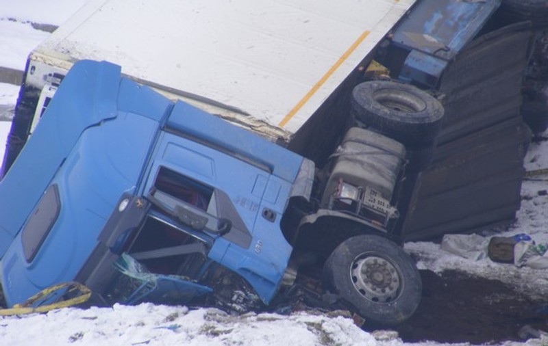 Un şofer a ajuns cu TIR-ul în albia unui râu | FOTO