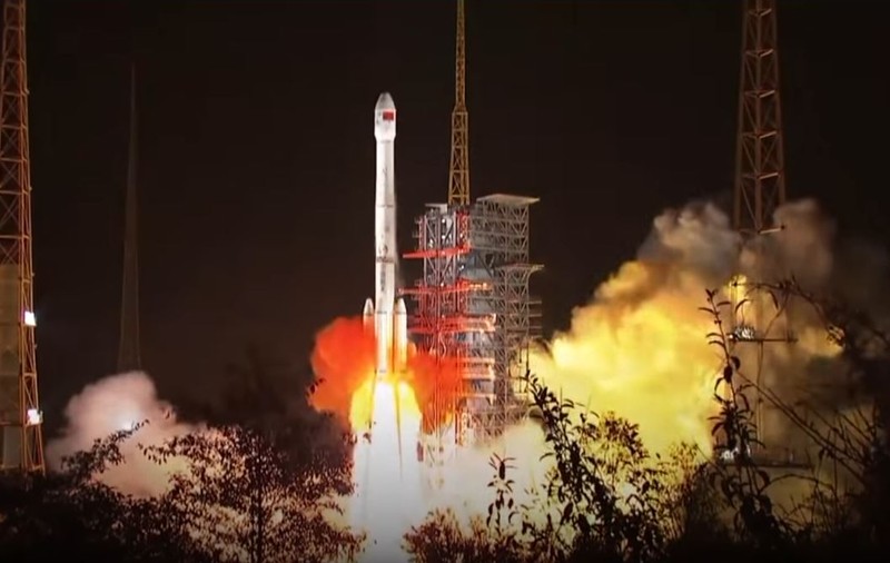 China va explora fața întunecată a Lunii. A trimis o rachetă, care mai are o misiune ambițioasă